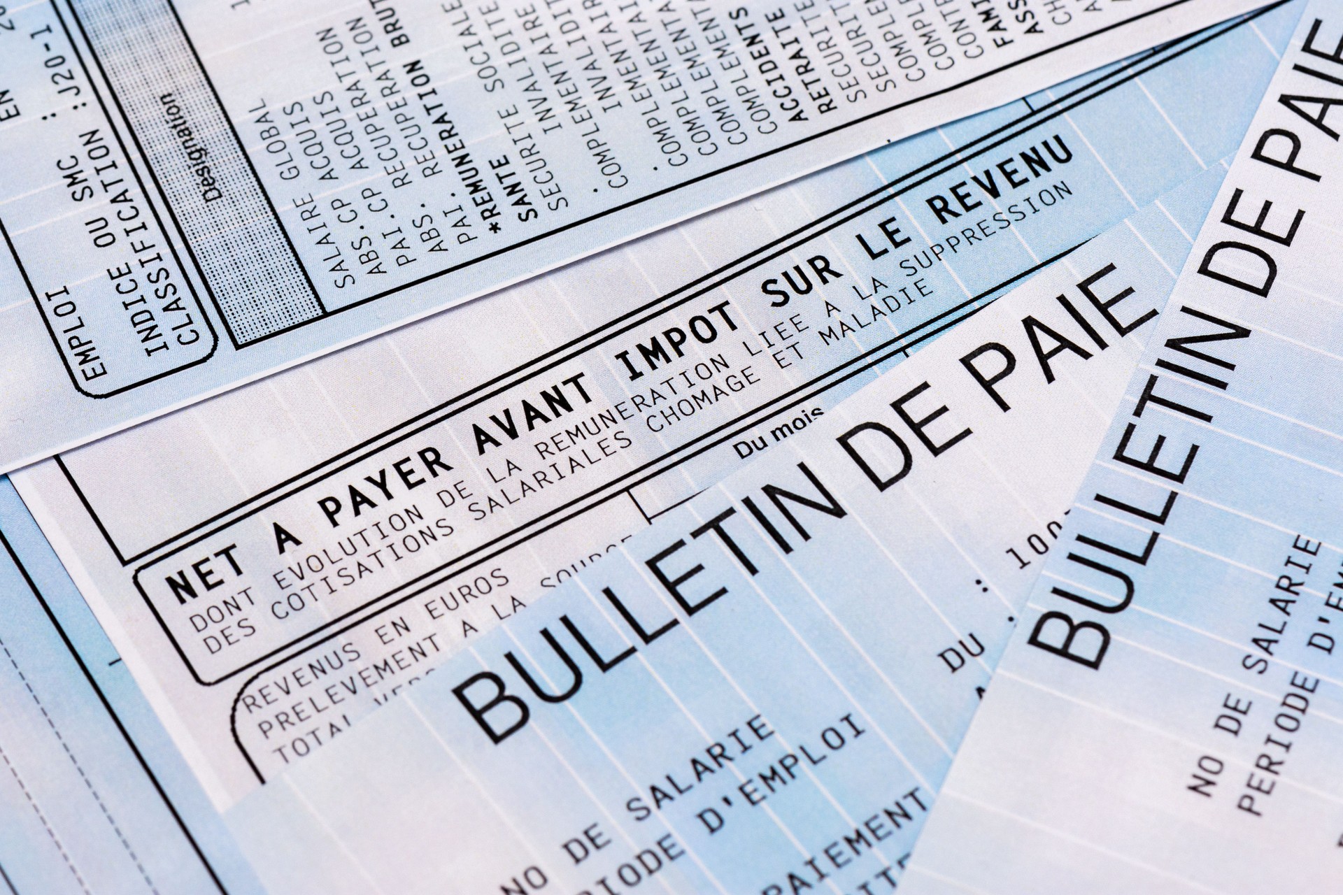 Français paie avec déduction de l’impôt sur le revenu