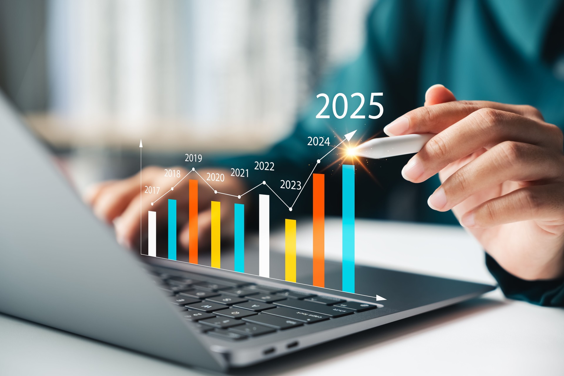 Une femme d’affaires analyse la rentabilité des entreprises à l’aide de graphiques numériques, tendances positives pour 2025.